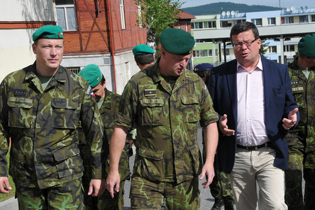 Ministr Alexandr Vondra spolu s generálem Miroslavem Žižkou v Jincích