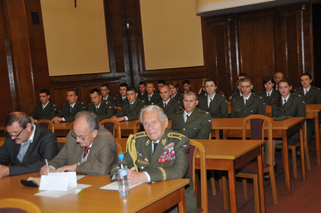 Mezi účastníky shromáždění byli také studenti a studentky Vojenské školy z Moravské Třebové