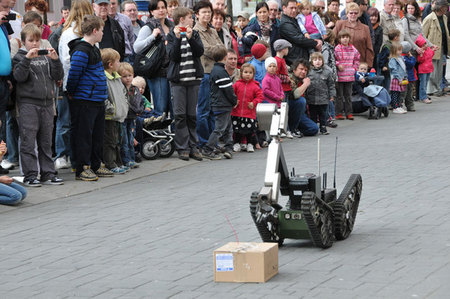Robot pyrotechniků Vojenské policie při ukázce na Masarykově náměstí v Benešově