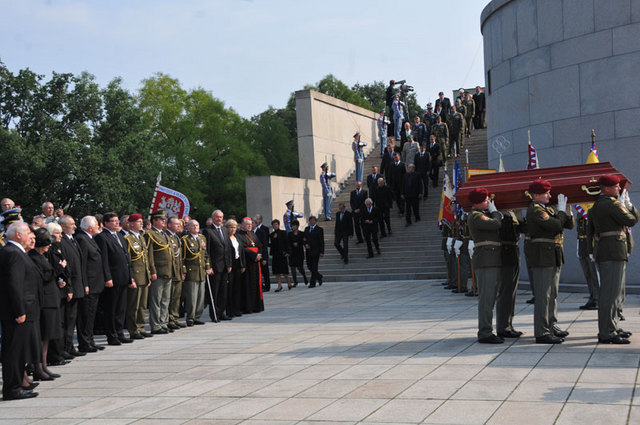 Smuteční hosté vyprovázejí rakev s ostatky generála Sedláčka na poslední cestě