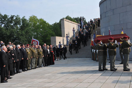Smuteční hosté vyprovázejí rakev s ostatky generála Sedláčka na poslední cestě