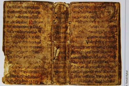 Zlomek bible z 12. století