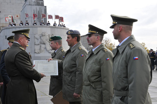 Certifikáty k propůjčeným bojovým praporům prezidentem republiky předal a velitelům poblahopřál zástupce náčelníka Generálního štábu AČR generál Miroslav Žižka