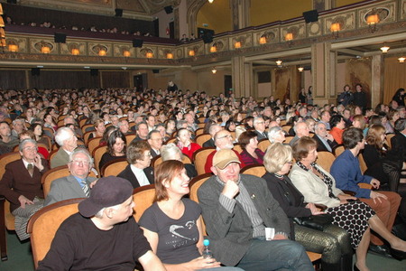 Zaplněný sál kina Lucerna