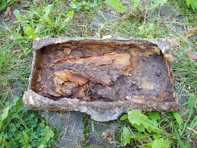V tomto stavu se dochovala ocelová schránka na dokumenty. Z těch zbyly jen kousky nečitelného rezavého papíru