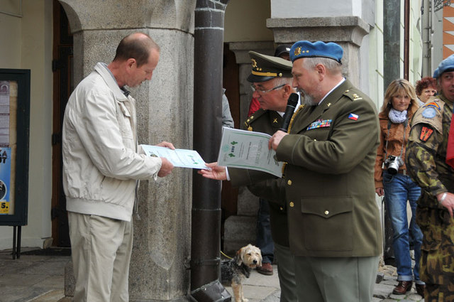 Medaili Sdružení válečných veteránů převzal také dlouholetý velitel zdejší základny Mírových sil OSN generál Vladimír Trněný