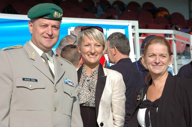 Zleva: generálmajor Miroslav Žižka, Kateřina Bartošová z Kabinetu ministra obrany a náměstkyně ministra obrany pro personalistiku Lenka Ptáčková Melicharová, která děti pozdravila jménem ministra obrany Vlastimila Picka