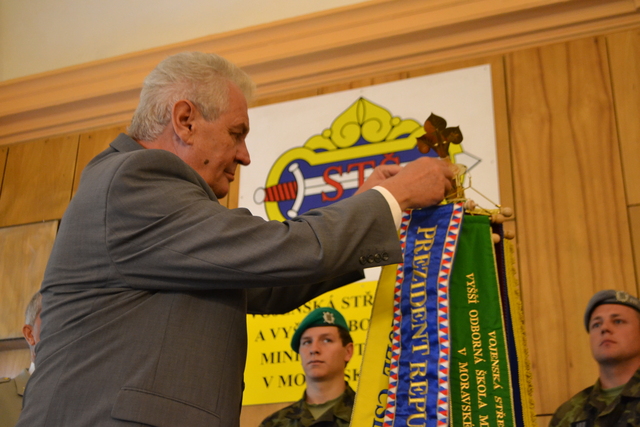 Miloš Zeman dekoruje prapor školy prezidentskou stuhou