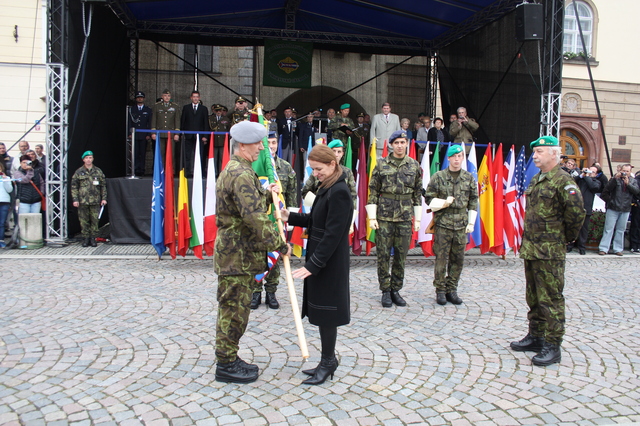 Prapor školy předává novému veliteli plukovníku Zdeňku Macháčkovi náměstkyně MO pro personalistiku Lenka Ptáčková Melicharová na náměstí v Moravské Třebové 