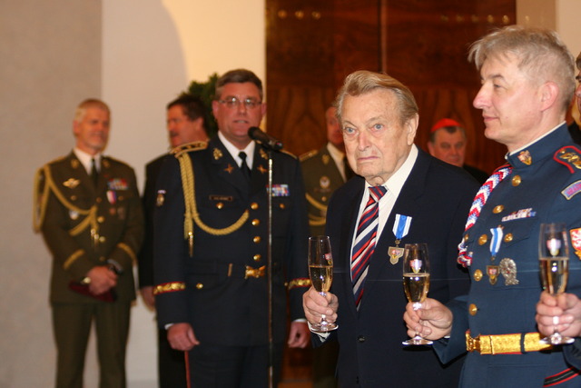Všem oceněným v Rothmayerově sále Pražského hradu poděkoval náčelník Vojenské kanceláře prezidenta republiky brigádní generál Zdeněk Jakůbek