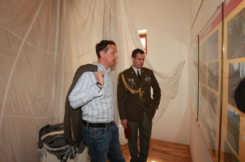 H.Slavík a velitel 601. skupiny speciálních sil na výstavě v prostějovské galerii Špalíček (3)