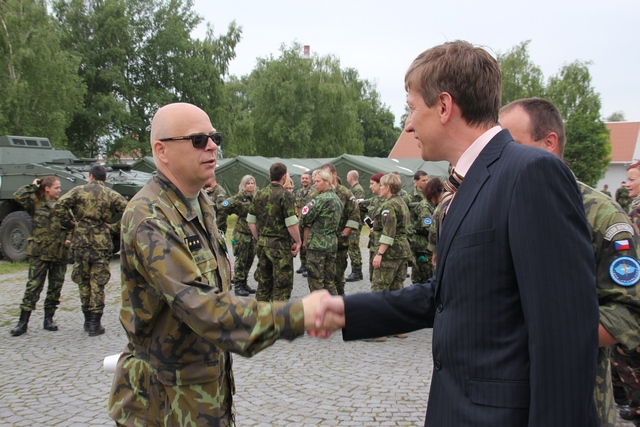 Plukovník Petr Král, náčelník Odboru zdravotních služeb AVZdr, vítá náměstka hejtmana KHK Janečka