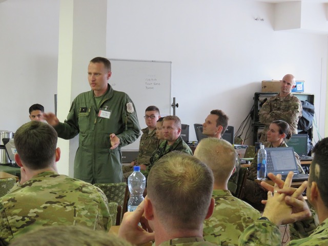 Major Pavel Procházka, zástupce řídícího cvičení, proškoluje osádky amerických vrtulníků