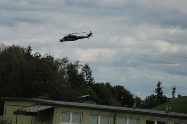  Na rozloučenou provedly vrtulníky nízký průlet nad zázemím jejich vrtulníkové letky