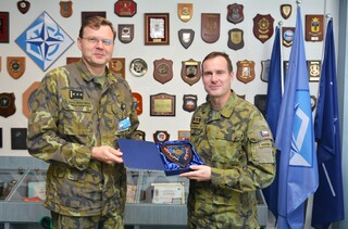 Generálmajor Karel Řehka převzal pamětní plaketu od ředitele centra plukovníka Davida Martínka