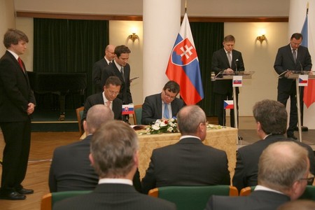 Ministři A. Vondra a M. Glváč podepisují dohody