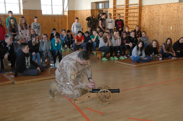 13. dělostřelecký pluk zahájil prezentaci výstřelem z děla