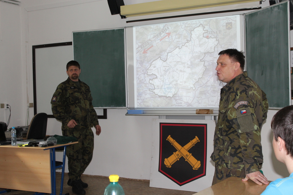 13. dělostřelecký pluk z Jinců přivezl také svůj znak a mapu přilehlého výcvikového prostoru