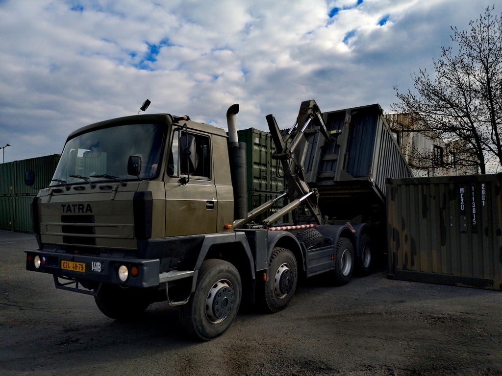  Logistici ve spolupráci s Centrem podpory operací přepravují ubytovací kontejnery 