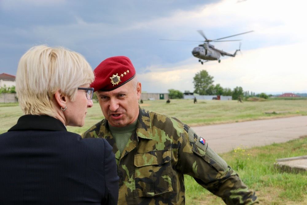 Součástí dynamických ukázek bylo také slaňování z vrtulníku Mi-171š