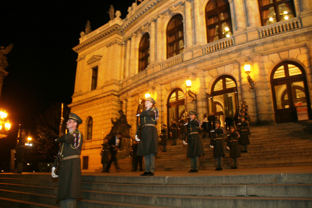  Hosty při vstupu do Rudolfina vítala čestná stráž