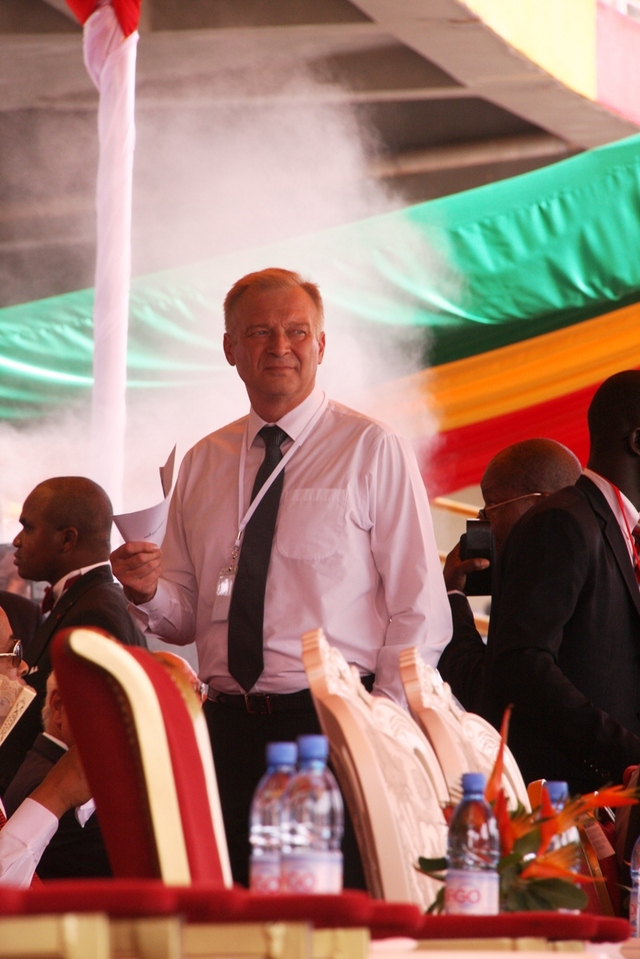 Ministr obrany krátce poté, co dorazil na inauguraci