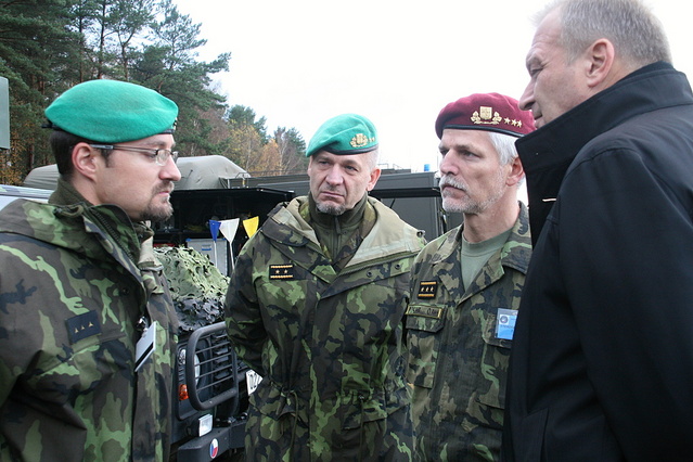  Ministr obrany a náčelník Generálního štábu AČR hovoří s českými chemiky