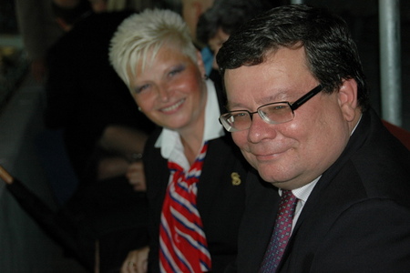 Alexandr Vondra se starostkou České obce sokolské Hanou Moučkovou