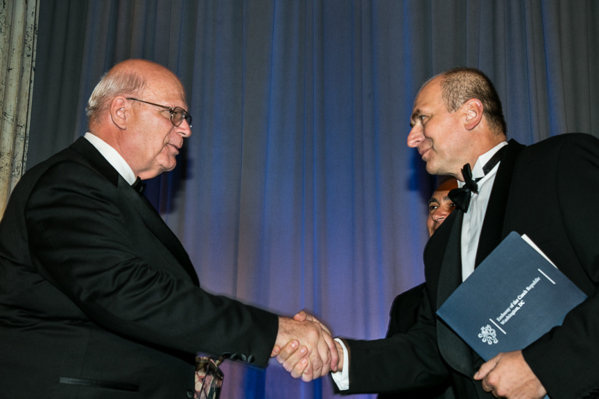 Ze slavnostního galavečera v sídle organizace, kde cenu za ministra obrany převzal velvyslanec ČR v USA Petr Gandalovič (1)