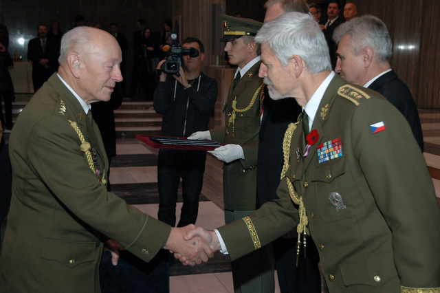 Generál Petr Pavel gratuluje jednomu z oceněných. Ve Slavnostní síni se uskutečnila druhá část programu