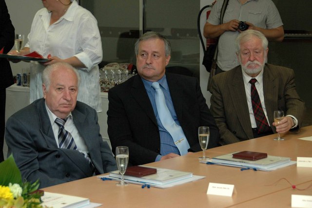 Josef Žikeš (uprostřed) mezi dalšími oceněnými