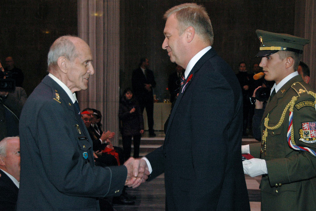 Vlastimil Picek blahopřeje jednomu z oceněných
