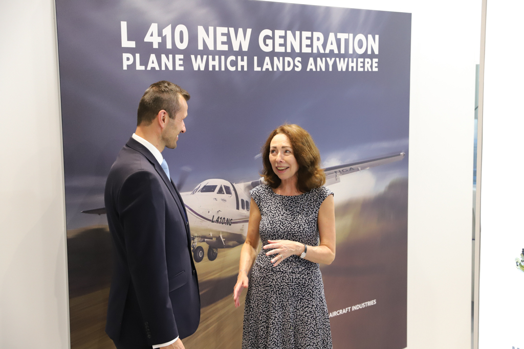 Na airshow v britském Farnborough se začala psát nová kapitola uplatnění českých letounů v USA