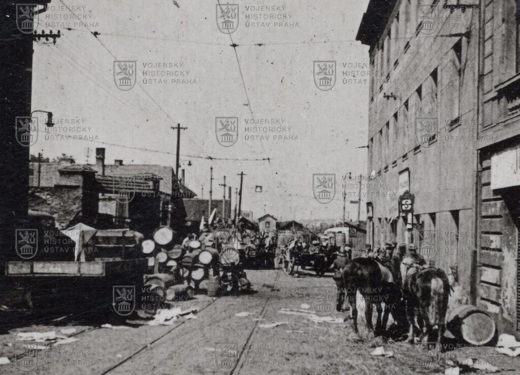 Fotografie - útočné vozy pražských povstalců