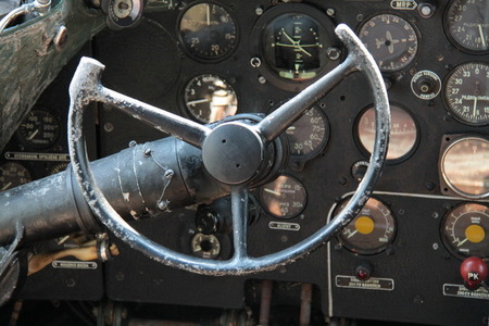 Ovládací prvky uvnitř kabiny Il-14 