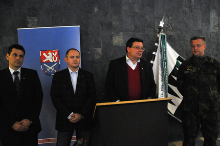Na závěr návštěvy ministra obrany ve Vyškově se konalo setkání s novináři