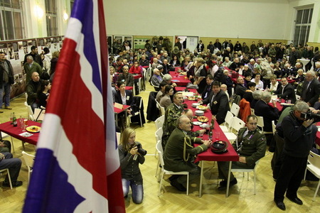 Zaplněná sokolovna v Nehvizdech