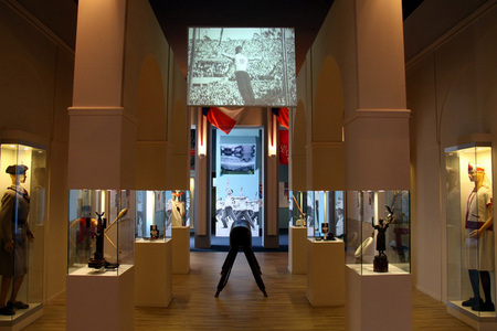 Sál věnovaný meziválečnému období, nahoře je promítána Hudcova sestava z olympiády 1936