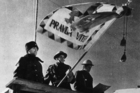 Plk. Heliodor Píka předává 1. polnímu praporu bojový prapor. Vlevo H. Píka, uprostřed praporečník četař Osvald Šafařík, vpravo velitel praporu L. Svoboda. 