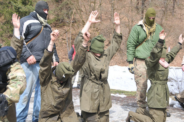 Novináři jsou zcela bezmocní pod nátlakem rozzuřených povstalců, kteří argumentují jen zbraněmi