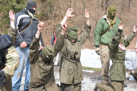 Novináři jsou zcela bezmocní pod nátlakem rozzuřených povstalců, kteří argumentují jen zbraněmi