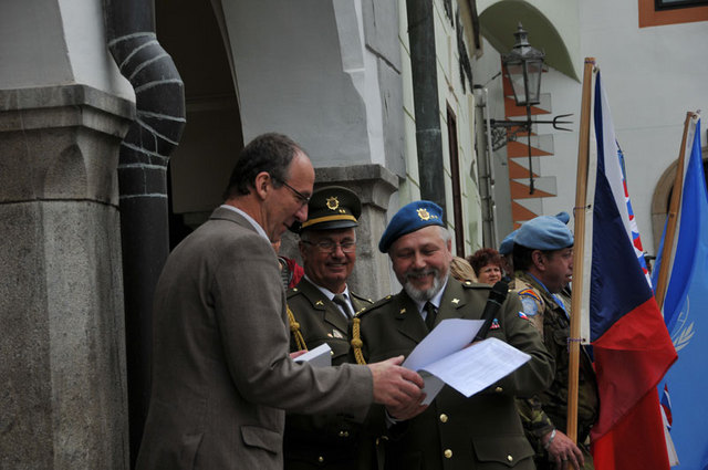 Vstřícný přístup vedení města ocenili jihočeští veteráni udělením medaile SVV starostovi Českého Krumlova Daliboru Cardovi