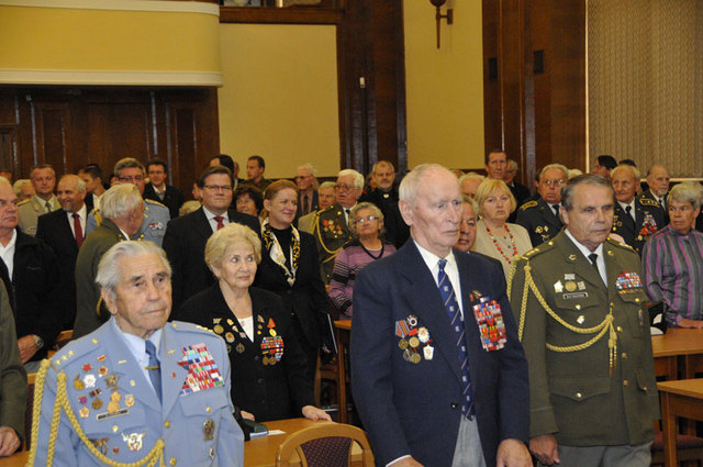 Příchod čestného předsednictva slavnostního shromáždění do hlavního sálu MO ČR