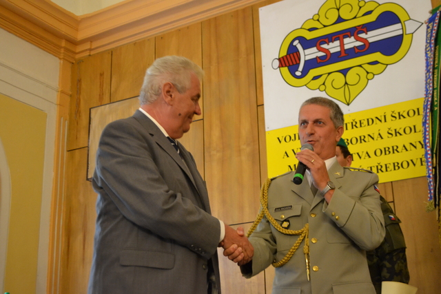 Prezident republiky se loučí s velitelem školy
