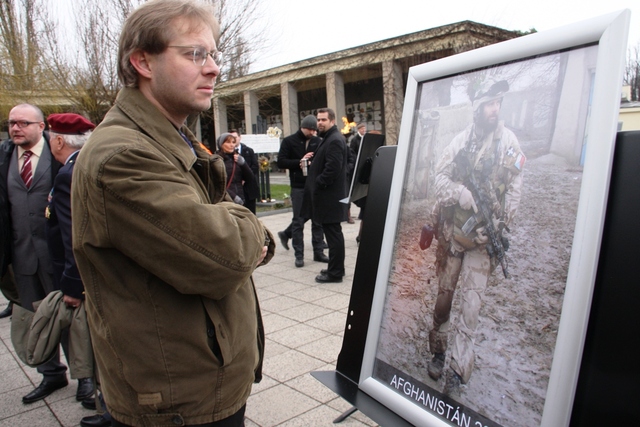  Před krematoriem byly vystaveny fotografie ze života Jiřího Schamse