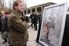  Před krematoriem byly vystaveny fotografie ze života Jiřího Schamse