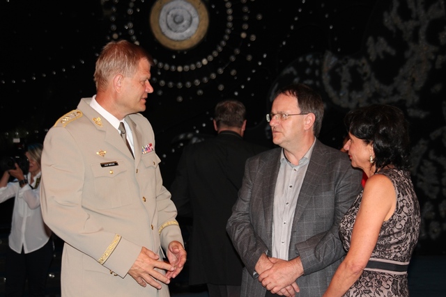  Generál Bečvář s chotí v rozhovoru po skončení oficiální části programu.