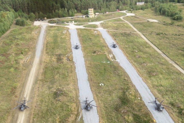 Pohled na leteckou americkou techniku AH-64 ve VVP Boletice