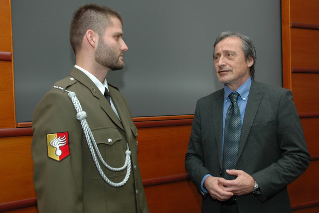 Martin Stropnický a příslušník VP rotný Ondřej Nagy