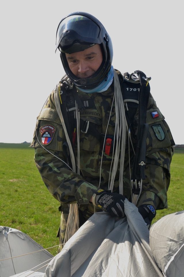 Instruktor výsadkové přípravy 43. výsadkového praporu nadrotmistr Pavel Kopecký po seskoku z výšky 1400 metrů 